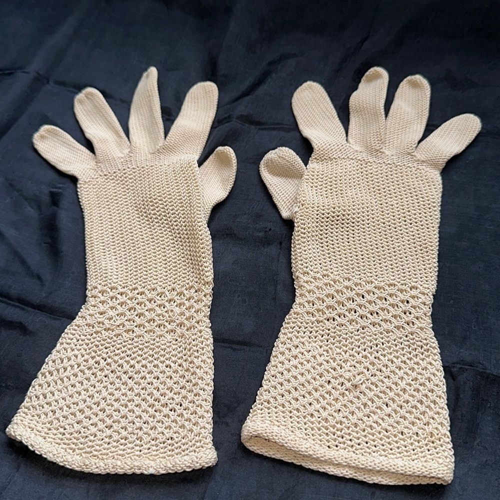 Vintage light tan crochet gloves‎